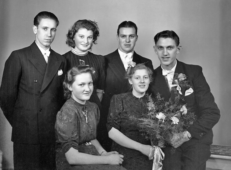 Gerda och Georg Björknert. Bröllopsfoto med vittnen i ateljé. 1940.