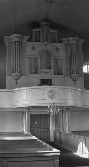 Foto i kyrkan mot orgeln.