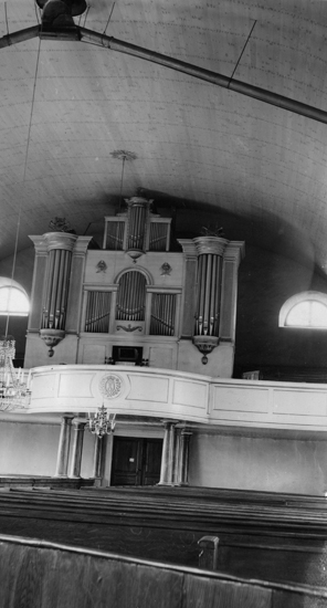 Foto i kyrkan mot orgeln.