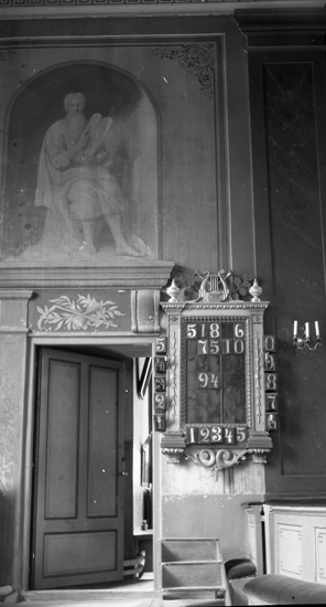 Nummertavla vid dörr till sakristian, Tingsås kyrka.