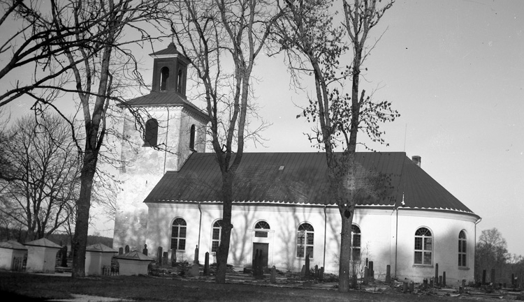 Foto på Färgaryds kyrka med kyrkogård.