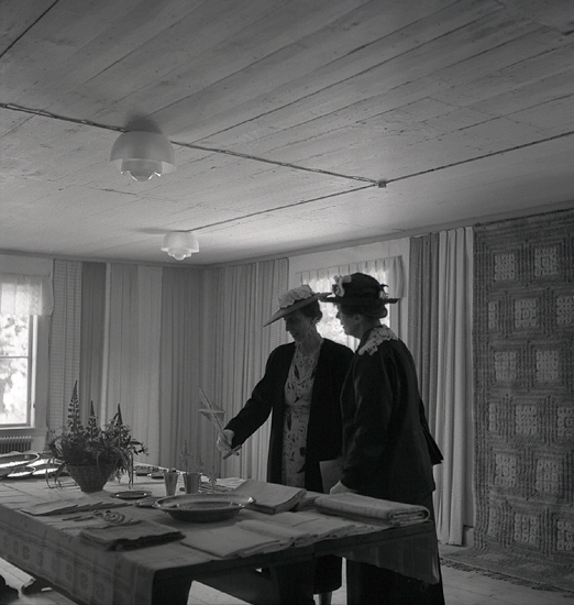 Jubileumsutställningen. 
Kronprinsessan Louise tittar på olika hemslöjdsalster på Domprostgården,
tillsammans med fru Ingegerd Beskow, g.m. landshövding August
Beskow. 

Kronprinsessan, senare drottning Louise, f. Mountbatten (1889-1965),
g.m. Gustaf VI Adolf (1882-1973).  (AB).