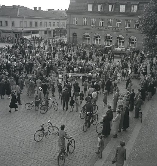 Studenterna, 3/6 1941. Vy från Stortorget (Residenset ?) mot Kungsgatan (P.N. Perssons hörna och dåv. Skånska Banken), och det pågående studenttåget.