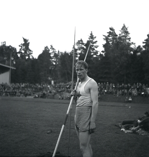 Internationellt på Värendsvallen, 1943. 
En idrottsman inför spjutkastning.