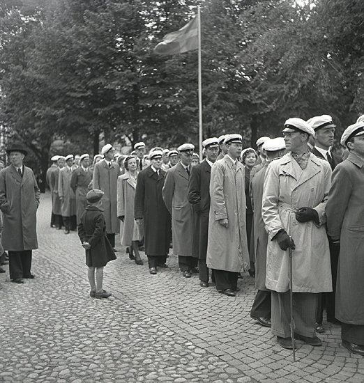 300-årsjubileet, 1943. 
Marsch med en mängd herrar (och en dam) i rock och studentmössa m.m., 
på väg in i domkyrkan.

Växjö Gymnasiums 300-årsjubileum. (AB).