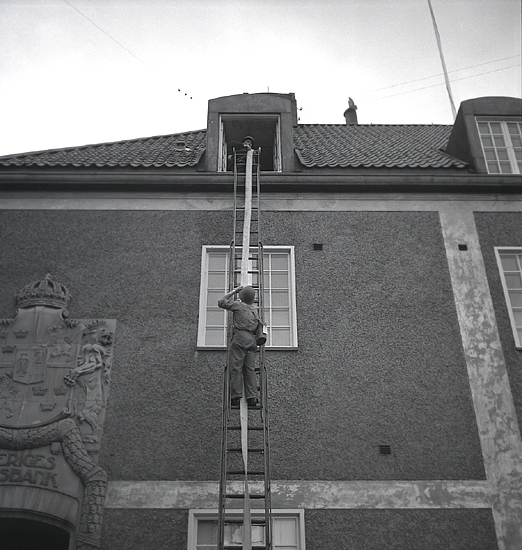 Luftskyddsövningen, 1941. 
Några brandmän övar med brandslang m.m., på dåv. Post- och Riksbanks-
huset på Kronobergsgatan (nuv. NORDEA).