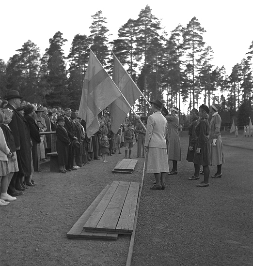Svenska Flaggans Dag, 6/6 1942. 
De som fått nya flaggor saluterar hedersläktaren.