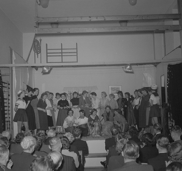 Sjuornas fest, 16/2-17/2 1954.
Hela ensemblen som avslutning på scenen.