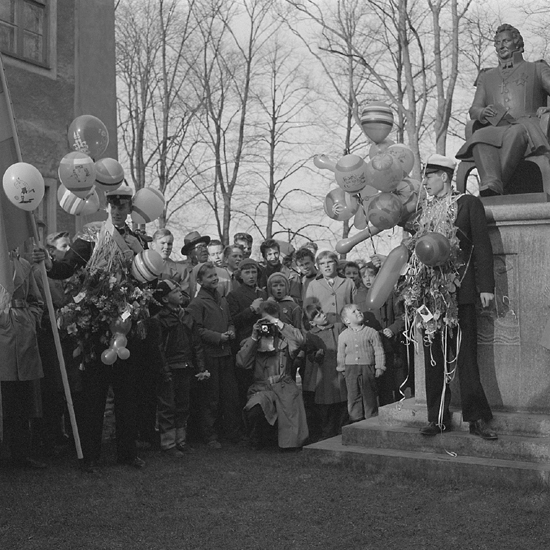 Studenterna andra dagen, 7/5 1957.  
En student håller tal vid Esaias Tegnérs staty. Till vänster skymtar det s.k. Karolinerhuset.