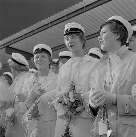 Studenterna, första d. 1960. 
Några kvinnliga studenter sjunger utanför Katedralskolan.