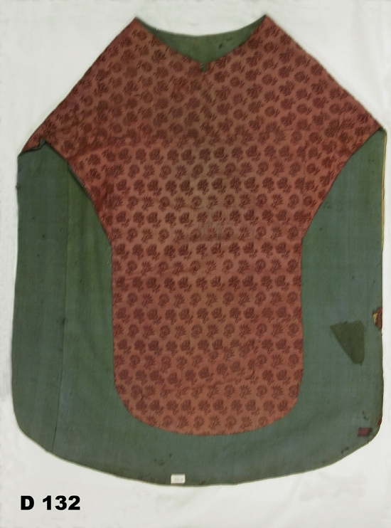 Mässhake av röd, småblommig oskuren sammet med kors av randigt siden.
Fodrad med grönt linnetyg.
Daterad 1650.