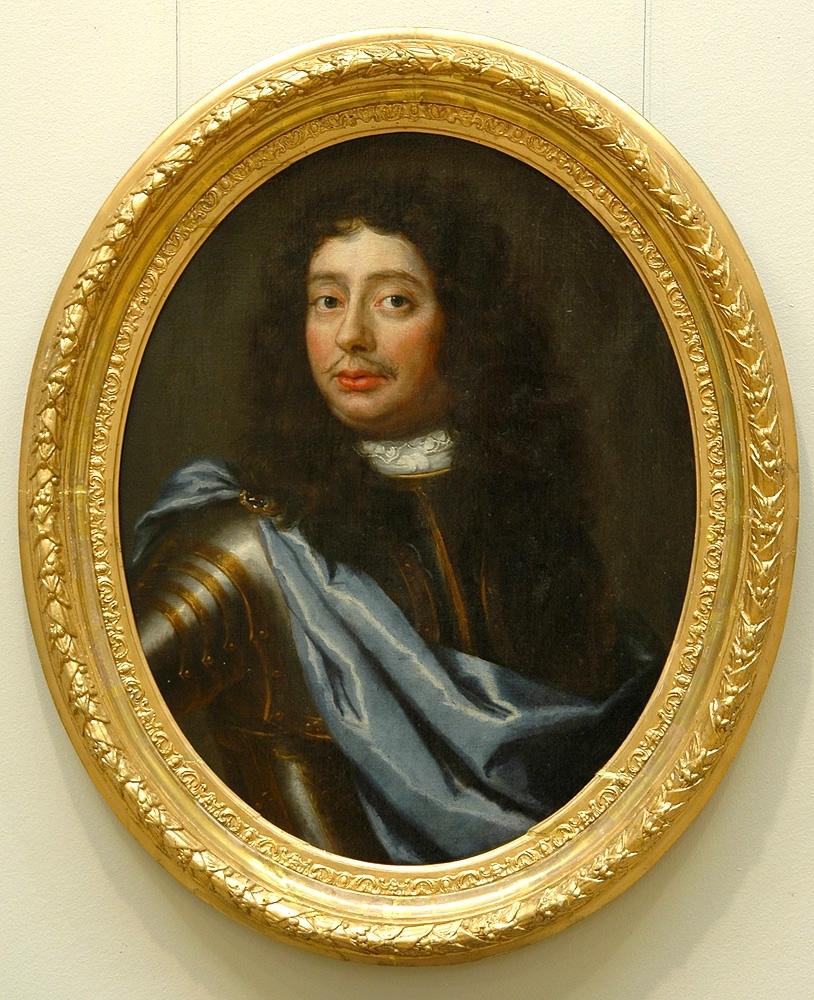 Oval bröstbild, porträtt av Malcolm Hamilton af Hageby med mörk allongeperuk. Iklädd rustning med draperat blått tyg. Förgylld profilerad barockram med eklövsbård.