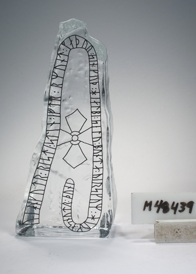Glasskulptur i form av en runsten.
Art.nr. E.475
Färg: Ofärgat klarglas.
Inskrivet i huvudkatalogen tidigast 1996.

Från museishopen 1996. Gammal försäljning.
Funktion: Skulptur, souvenir