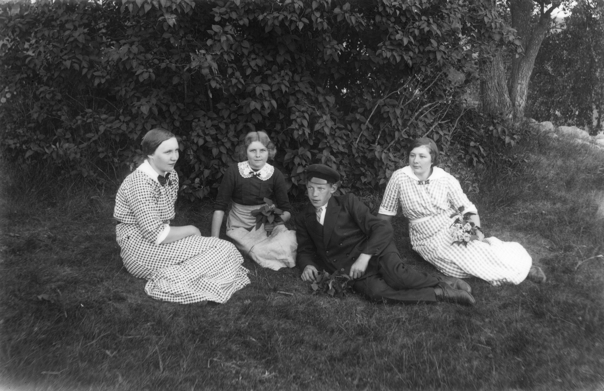 Från vänster: Edla Olsson (släkt i Skinnars), Ulla från Blanks i Böle, Evert Svedlund (född 1901) från Lenninge 6:30, samt Hulda, syster till Ulla. Bilden tagen ca 1915.