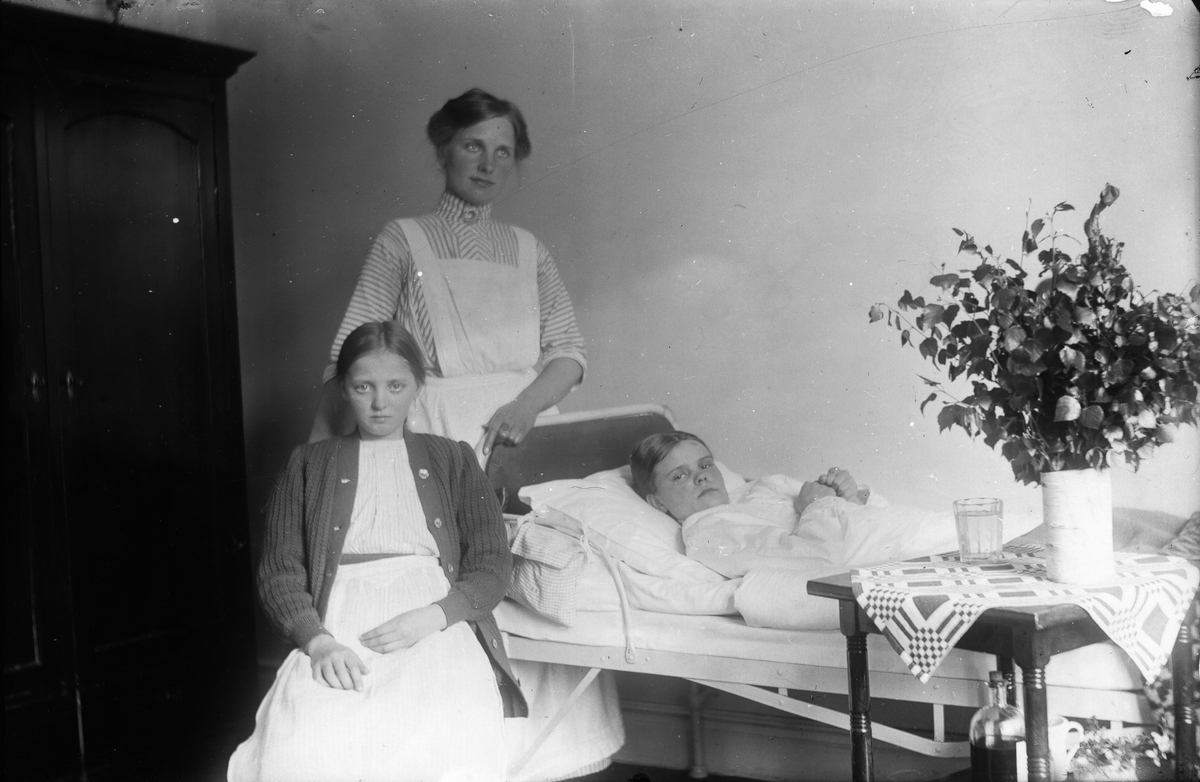 Förmodligen Bollnäs sjukhus på 1910-talet. Personerna okända.