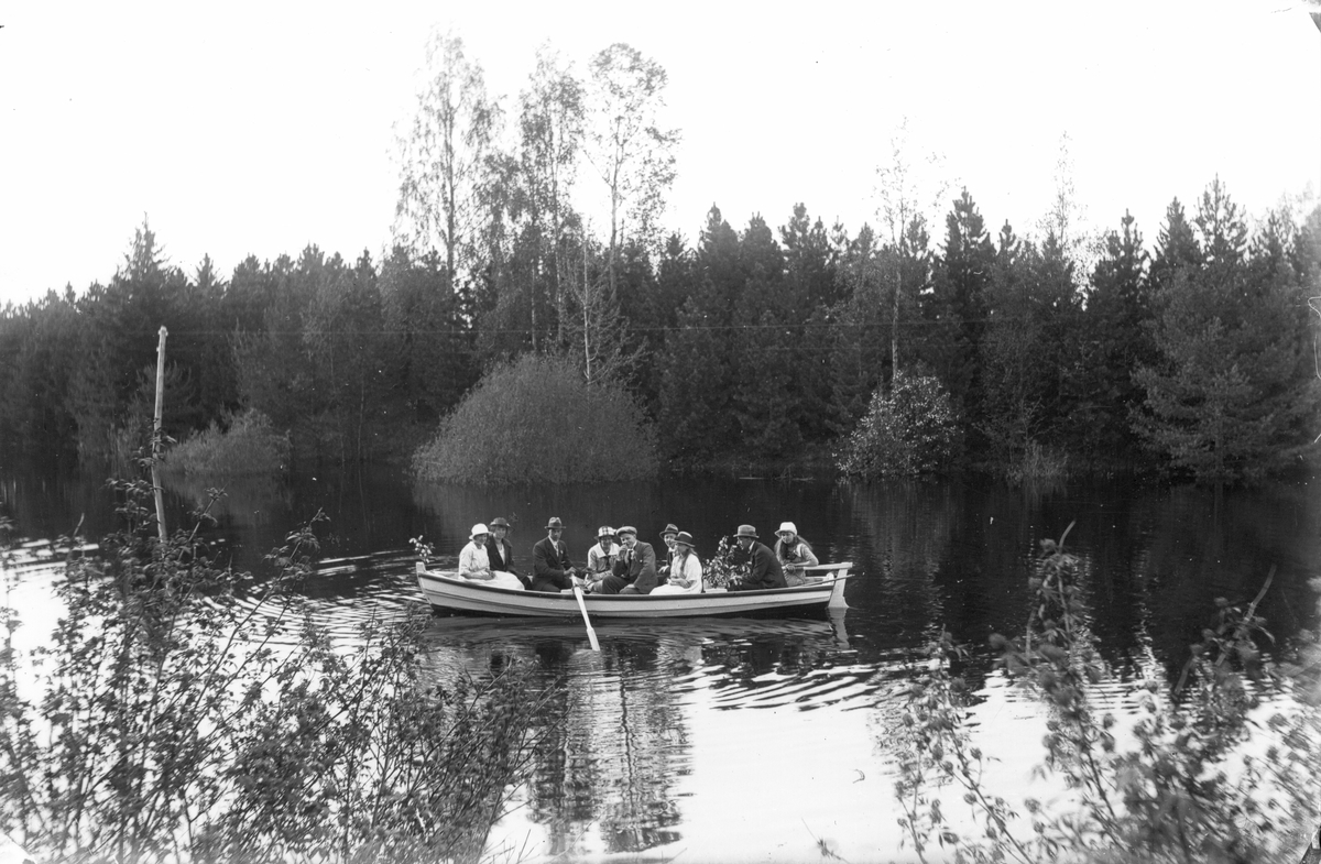 Bland personerna i båten finns flera av trädgårdsmästare Erikssons döttrar, bröderna Olsson från Mjölnars, Nils Johansson och Ebba Wikström.