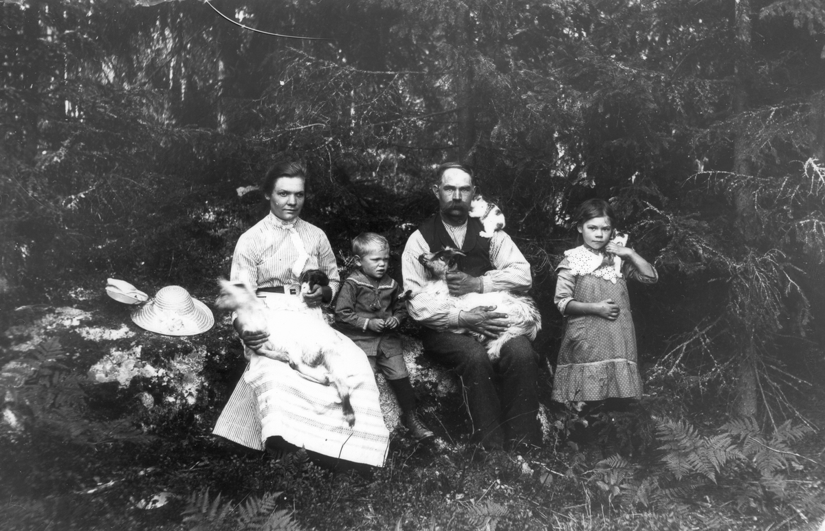 Fäll-Abrahams familj. Från vänster: Selma, Erling, Abraham och Anna, alla med efternamnet Jonsson.
