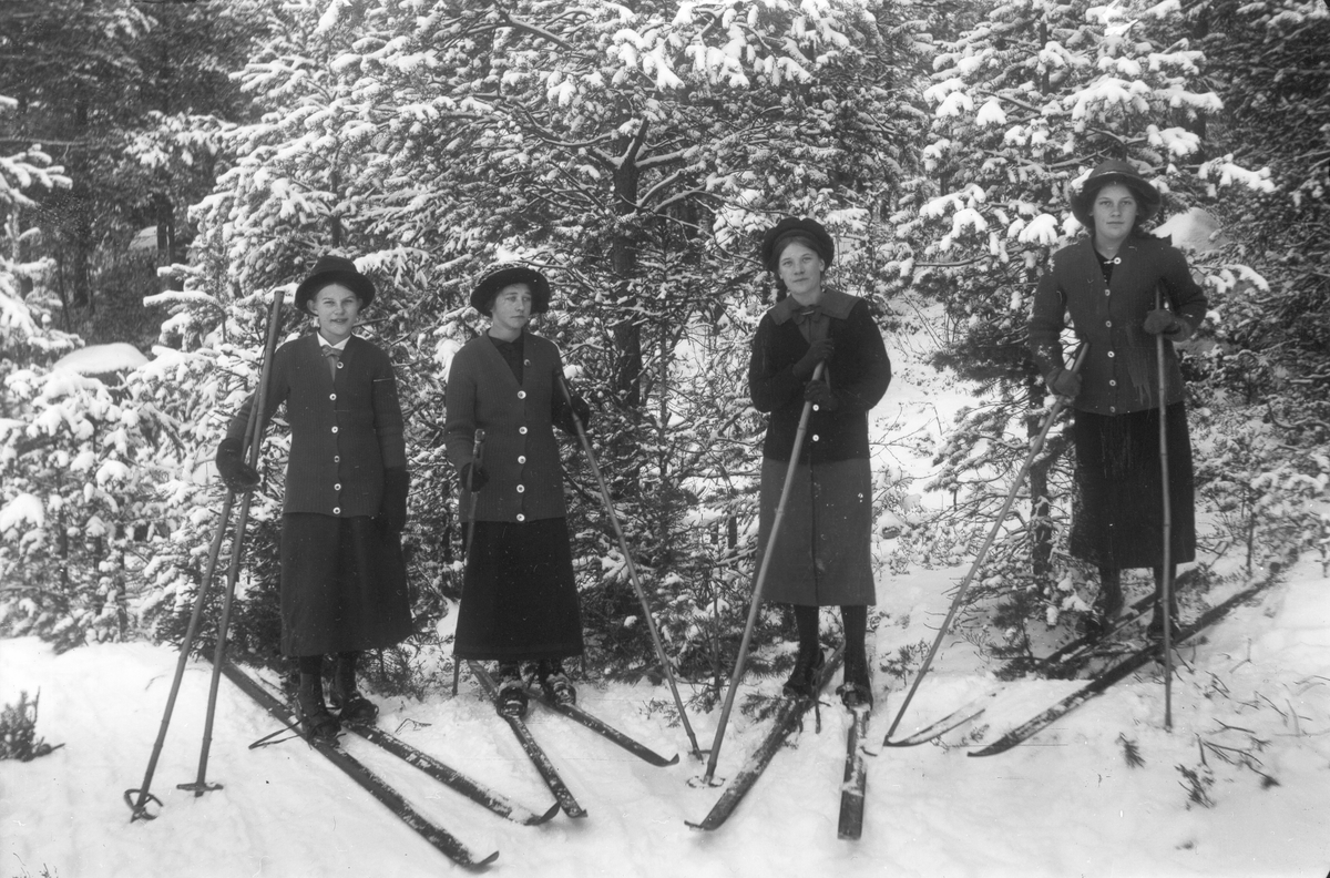 Från vänster: Anna Styf, Gunborg Swanström, Ebba Wikström och Karin Jonsson (Sven-Jons).