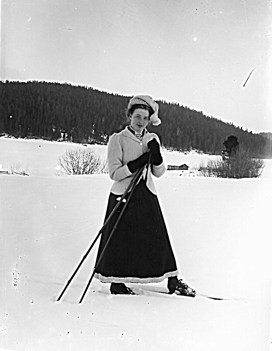 "Edlunds" i Hå. Damen på skidor är Marta Edlund, född Larsson.