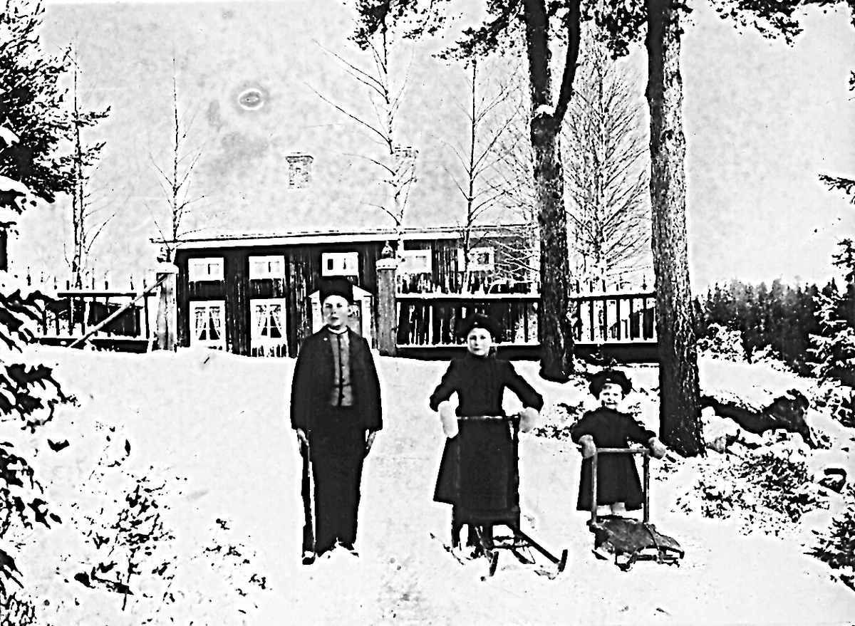 Östansjö, "Lindbergs" i bakgrunden. Barnen är Per Herman Lindberg, Ester och Elvira Lindberg. Foto: januari 1903.