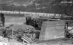 Støping av brukar i Gudbrandsdalslågen.  I Glomma fellesfløt