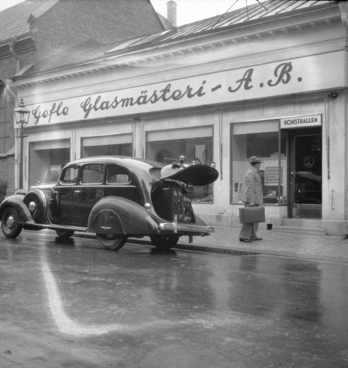 Gefle Glasmästeri AB. Guldlistfabriken. Augusti 1937. Bilen en 1936 Hudson.
