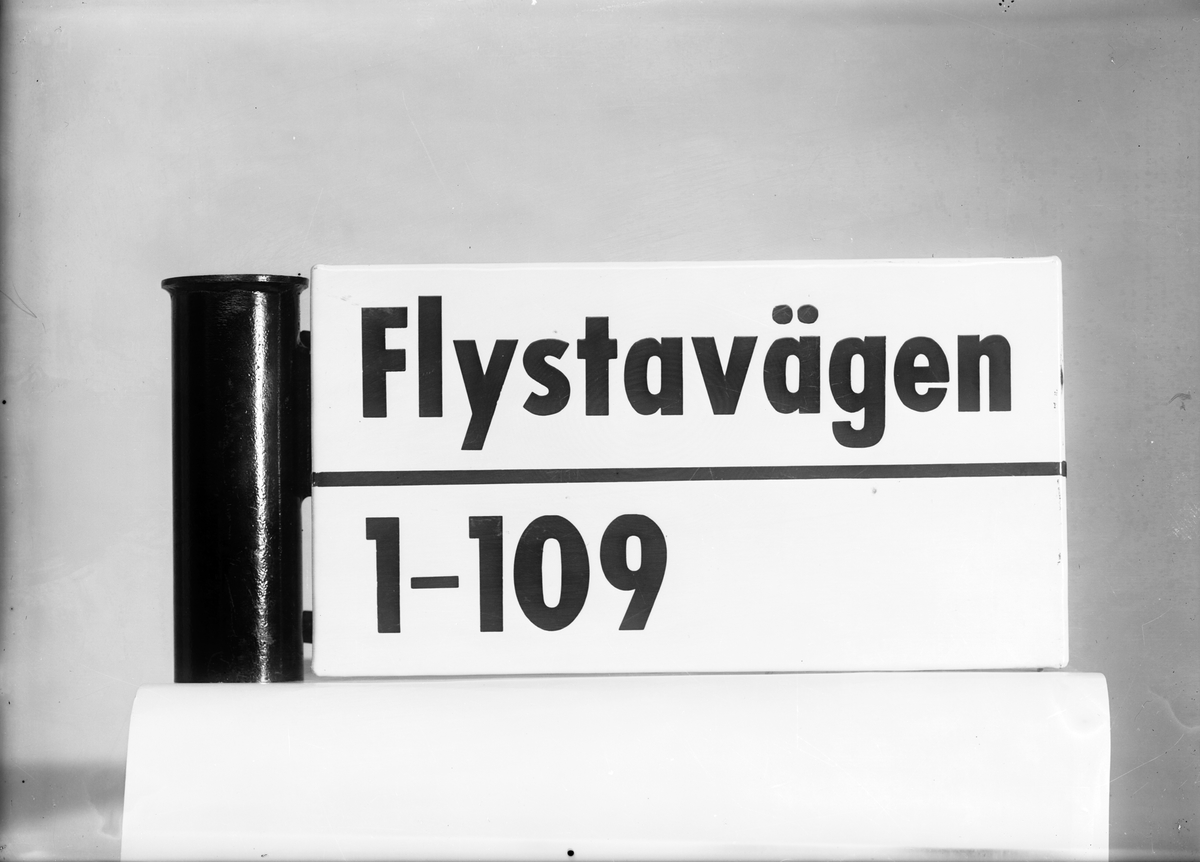 Stadsingenjörkontoret. Vägskylt med texten Flystavägen 1-109.