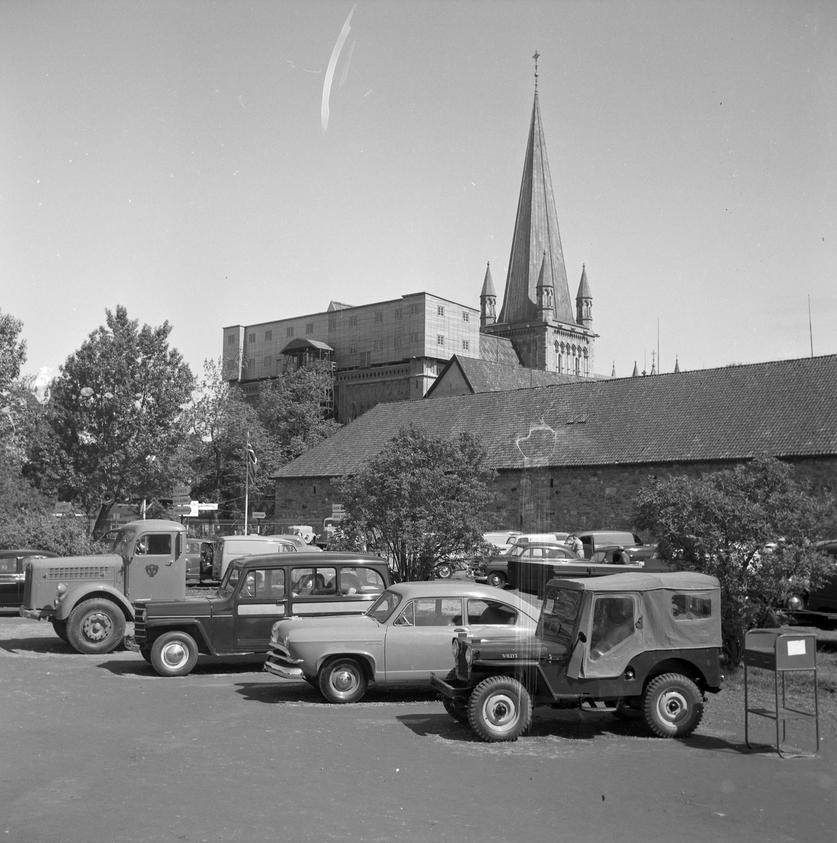 Bilutstillingen på ytre Kongsgård 1953. Overland