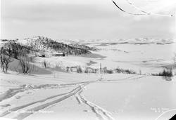 Vinter på Møsvann. Møsvann Sportsstue skimtes i bakgrunnen.
