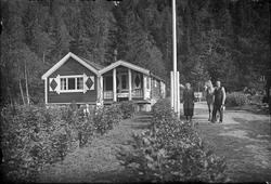 Familie på tunet med hest.