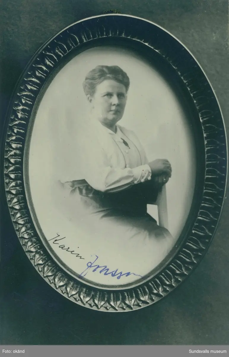 Porträtt på Karin Jonsson. Karin Jonsson drev tillsammans med Eva Mesch missionsbokhandeln Mesch & Jonsson på Storgatan 27 (där även hennes bostad fanns). Bokhandeln startade sin verksamhet 1902 och blev så småningom även leksaksaffär.