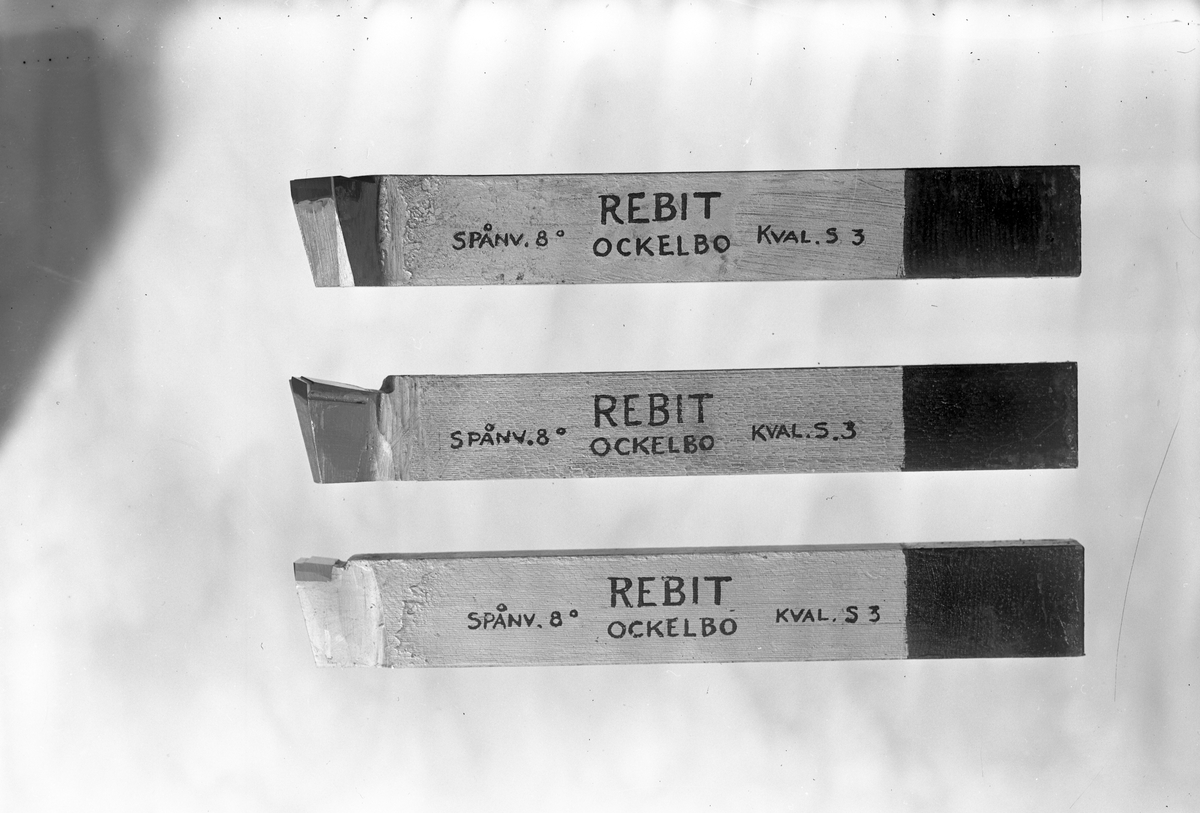 Rebit AB, Ockelbo, november 1945.
1945 grundades företaget AB Hårdmetallverktyg. Verksamhetens inriktning var tillverkning av skärande verktyg såsom svarvstål och fräsar. Bergborrar samt verktyg med hårdmetall för att bearbeta sten ingick också i sortimentet. Företagets namn var länge AB Hårdmetallverktyg, men när företaget expanderade och började att exportera behövdes ett mer slagkraftigt namn. År 1977 valde man namnet Rebit som kommer ifrån en reklam-slogan som Söderfors Bruks AB hade för en hårdmetallsort.  Den hette ”Rekord biter” och namnet Rebit skapades. Rebit finns idag kvar som ett produktnamn för stenverktygen med hårdmetall När ägarna blev till åren valde de att sälja sitt företag till Fagersta AB. Idag är företaget en del av Atlas Copco Secoroc AB och huvudkontoret är placerat i Fagersta.
I Ockelbo finns fortfarande en produktionsenhet som tillverkar bergborrar samt konstänger för dimensionsstenindustrin.


