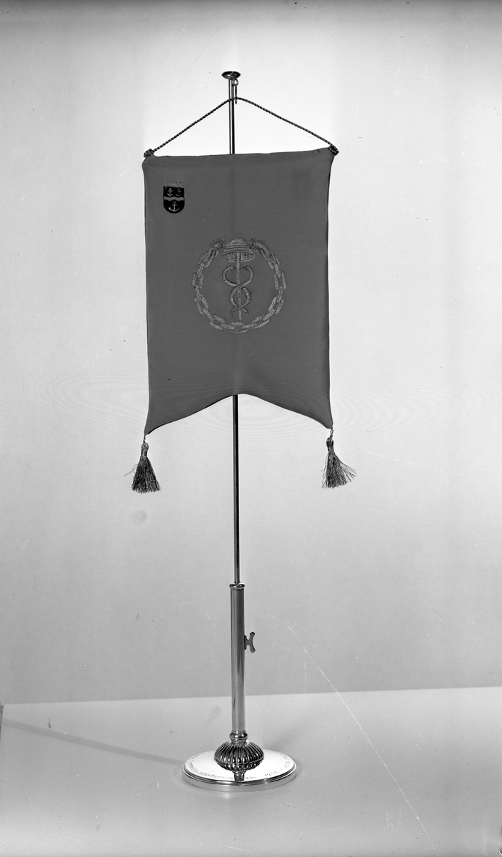 Standar. Hämtas hos Hallbergs Bokhandel. Tidningen Köpmannen, Stockholm. 21 februari 1946.