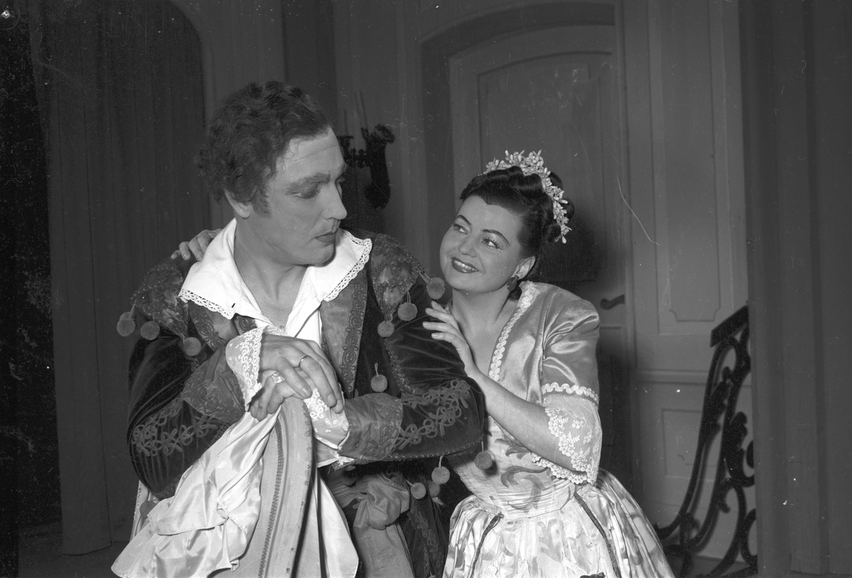 Operan Figaros Bröllop visas på Gävle teater. 4 november 1949.