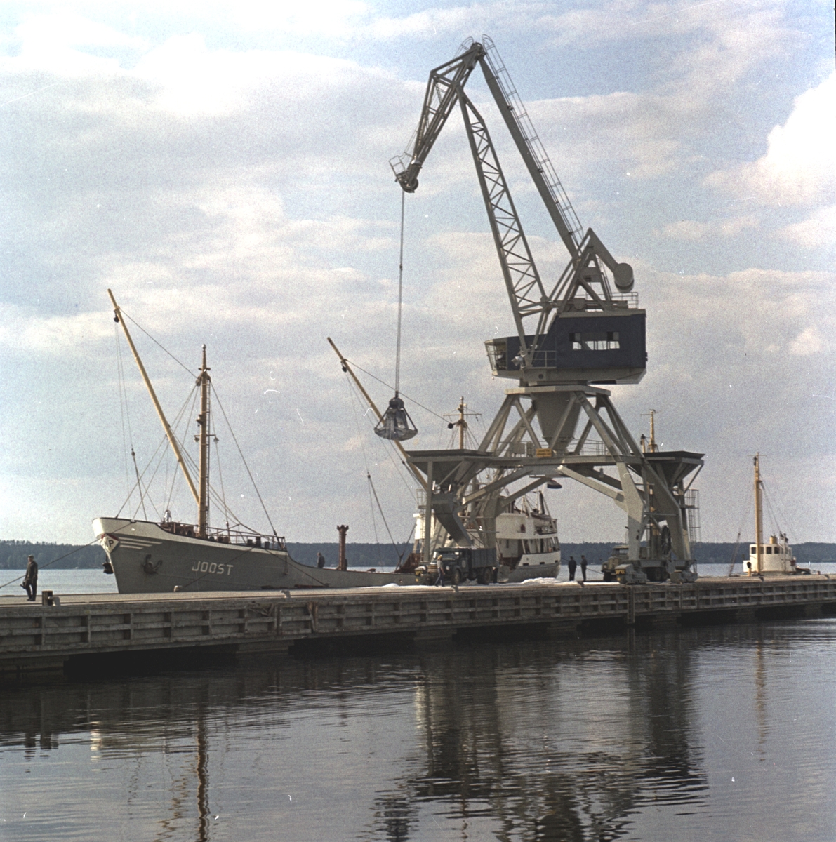 Lyftkran vid fartyget "Joost". Korsnäs AB. Den 25 juni 1963
