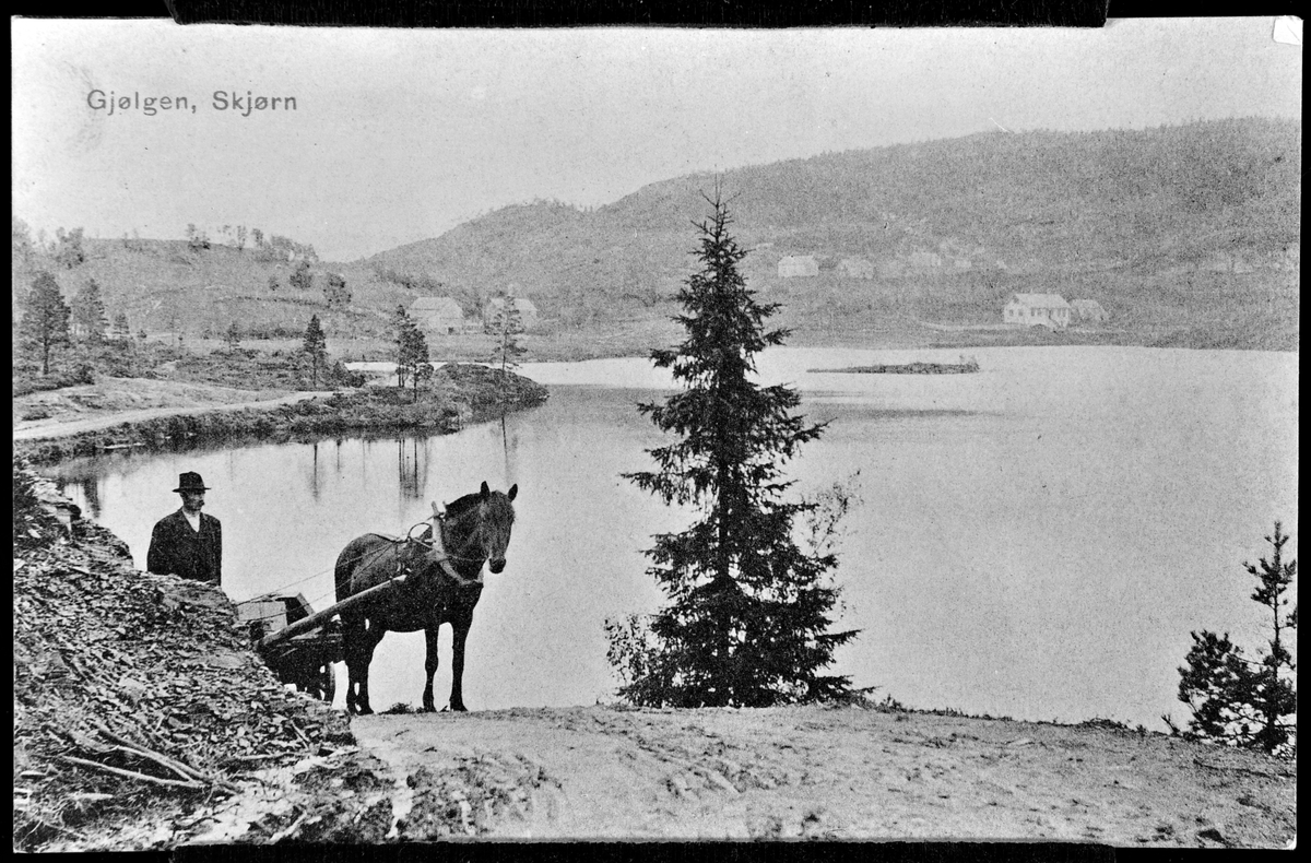 Mann med hest ved Gjølga ca. 1907