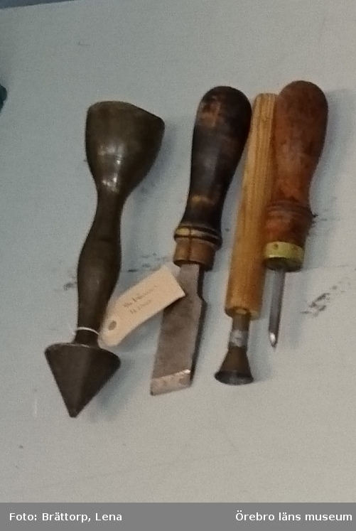 Innehållsrik samling verktyg och mallar från orgelmakare Setterquist och son i Örebro.