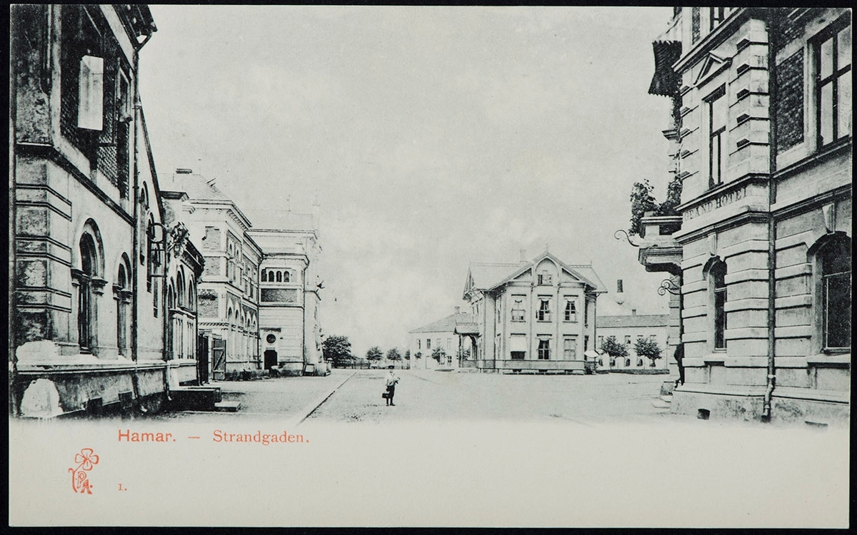 Postkort, Hamar Jernbanestasjon, Jernbaneplassen, jernbanerestauranten, til venstre stasjonsbygning nr 3 fra 1895 og til høyre stasjonsbygning nr 1 fra 1862, Grand Hotel, Strandgata,