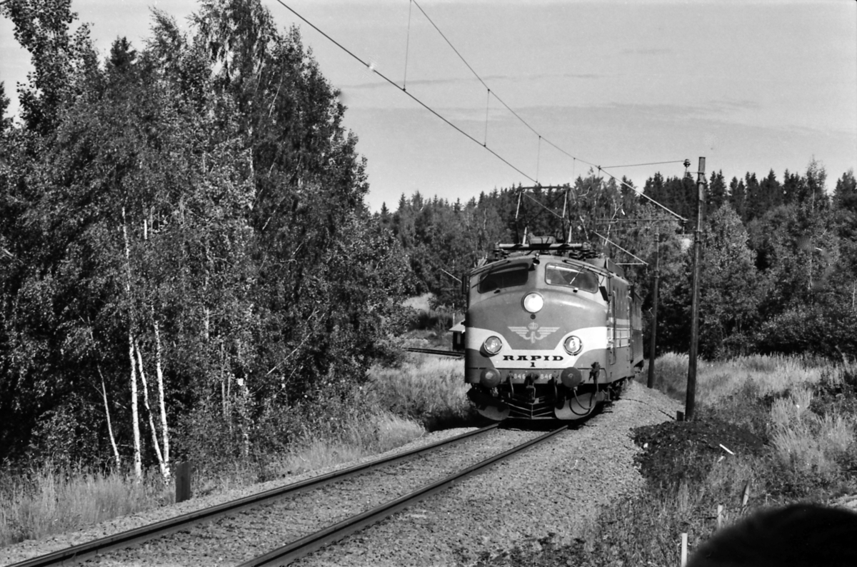 NSB ekspresstog 1034 Norgepilen, Stockholm C - Oslo Ø, med elektrisk lokomotiv SJ Ra 846 passerer Bingsfoss. Rapid 1.