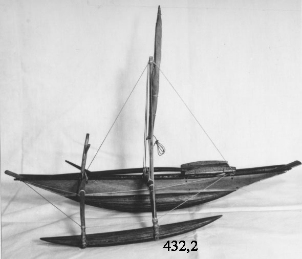 Segelbåt med uteliggare Katamarangaa (Katamarang), modell. Försedd med 1 st mast och 2 st åror. Är målad med en svart rand vid relingen och svart undervattenskropp. Modellen är inköpt på Ceylon 1881 och sedan skänkt till samlingarna av löjtnant Leopold Karlsson (Marinen) år 1927.