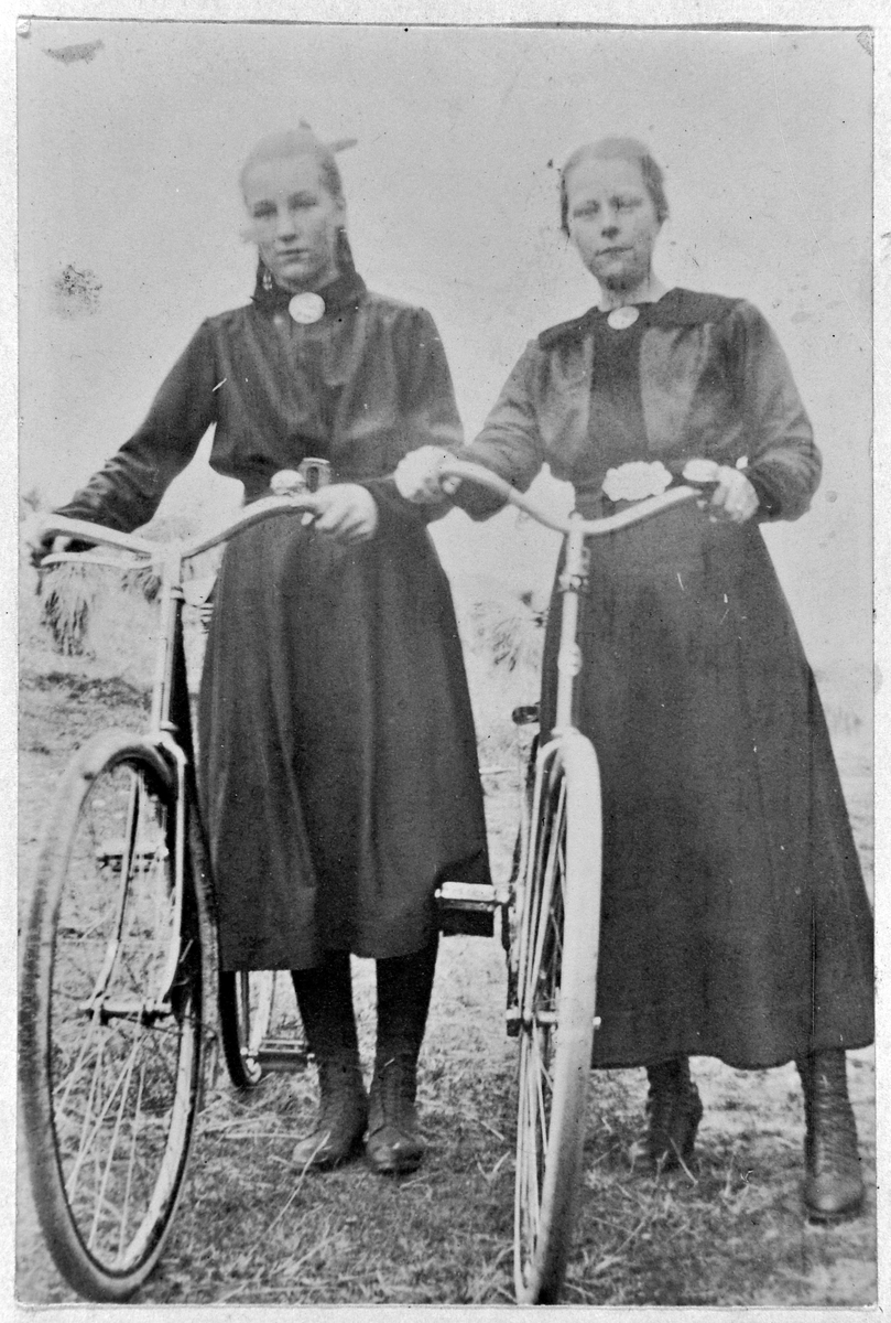 Tora og Ellen O. Sinnes med sykler