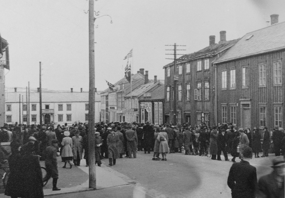 Fra frigjøringsdagene, mai 1945 Røros. Folkemengde nederst i Bergmannsgata