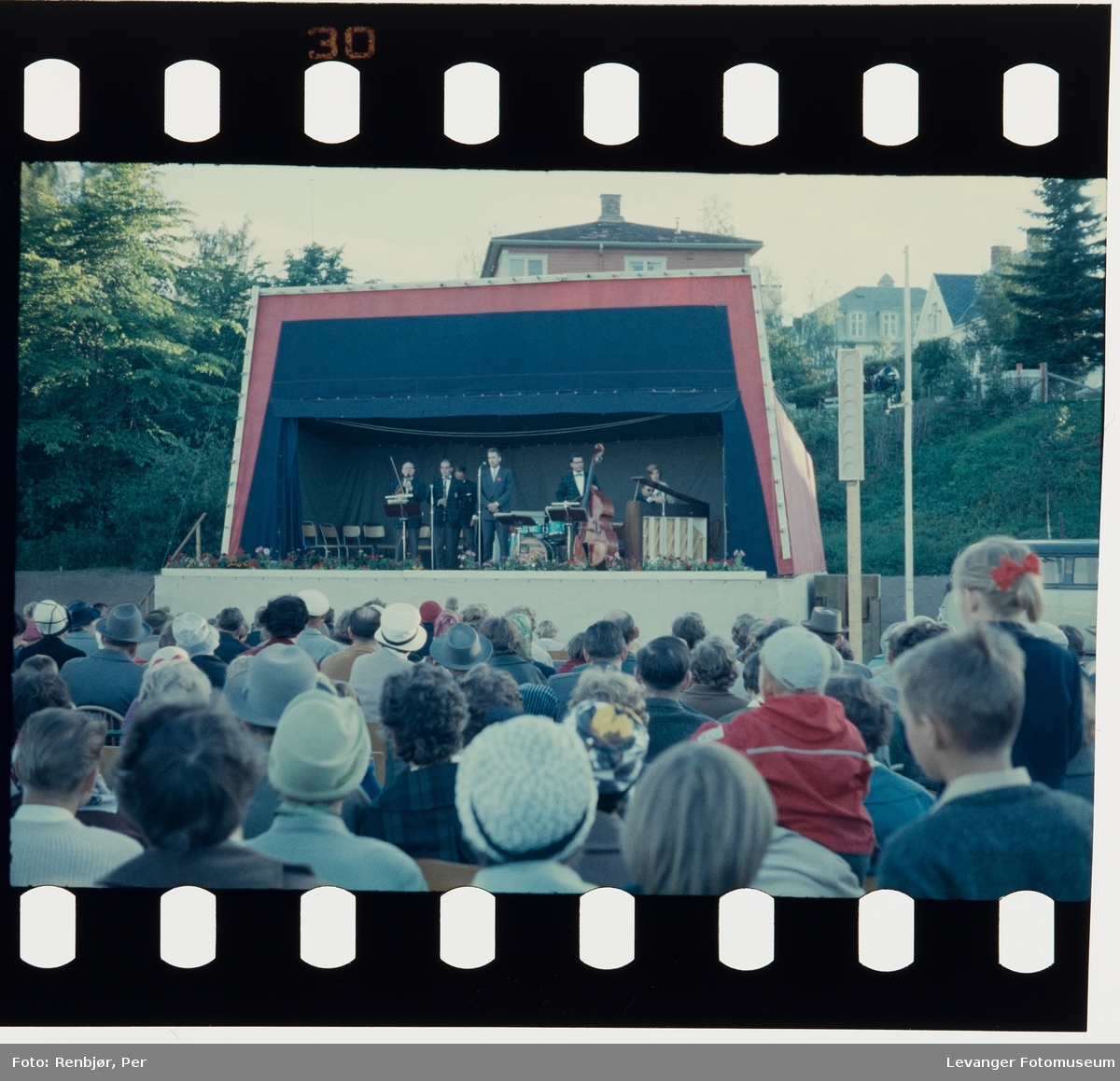 Fra 125-års jubileet i Levanger, 1961, utendørs scene med musikere.
