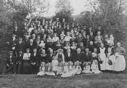 Gruppeportrett av brudepar og gjester, Kvernengan, Røros