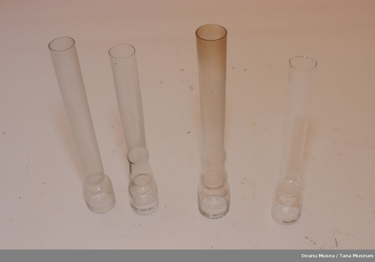4 stk lampeglass til parafinlamper i forskjellige størrelser.