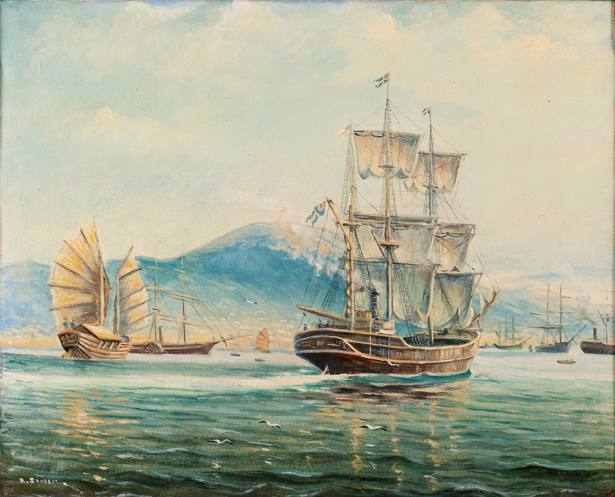 Oljemålning med ångbarkarskepp, förande 3 tungad svensk unionsflagga. I bakgrunden land, djonker och flera fartyg bl.a. hjulångare.