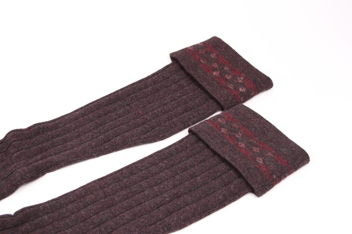 Et par sports-strømper i en mørk burgunder-farge, med en 9 cm glattstrikket nedbrettskant med mønster.