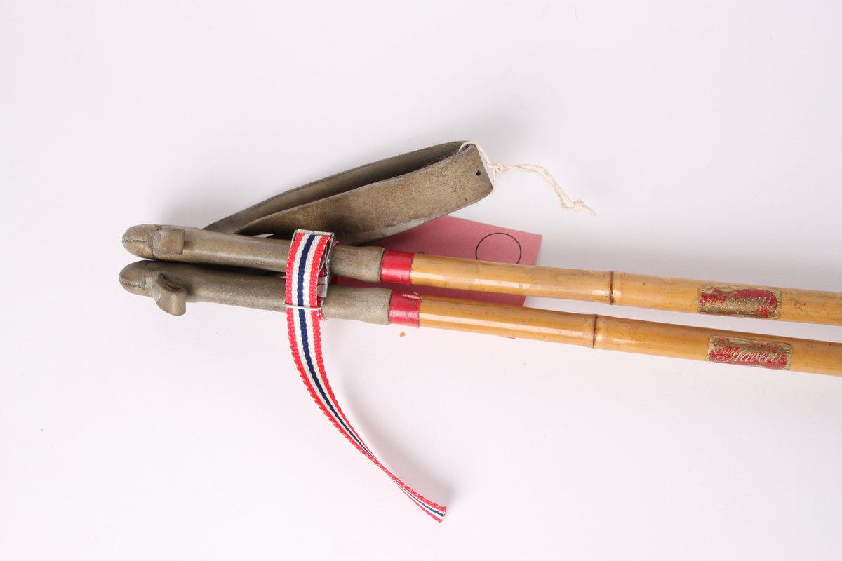 Bambusstaver med trinse og lærhåndtak.