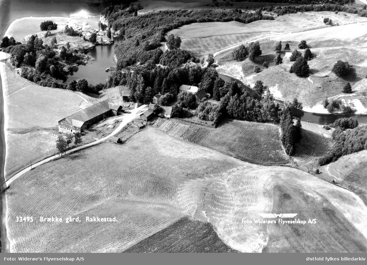 Skråfoto av gården Brekke i Rakkestad, 22 .juli 1951.