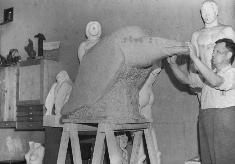 Tage Larsson (1903 - 1980), Resteröd, Ljungskile, i arbete med en skulpur